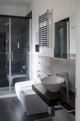 Deluxe Double or Twin Room image 7