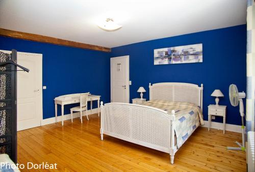 1 queen bed, 1 twin bed