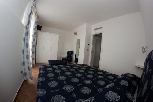 1 queen bed, 2 twin beds