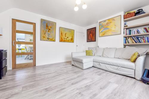 Family House in the Heart of Hanwell with 5 stars! - London