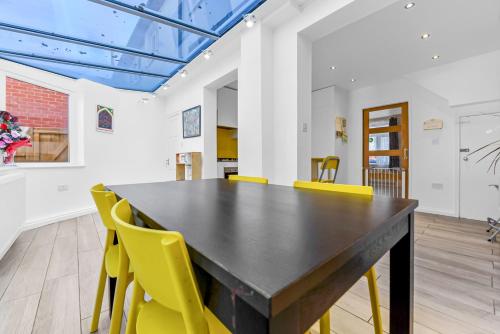 Family House in the Heart of Hanwell with 5 stars!, Londýn (fotografie 6)
