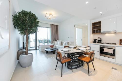 FAM Living - 1BR Downtown Getaway - Downtown Views 2 - main image