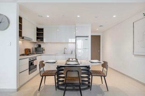 FAM Living - 1BR Downtown Getaway - Downtown Views 2 - image 7