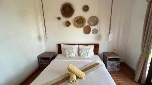 4 queen beds, 2 twin beds