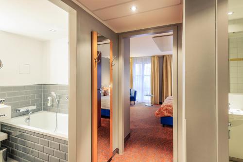 room detail thumbnail 2