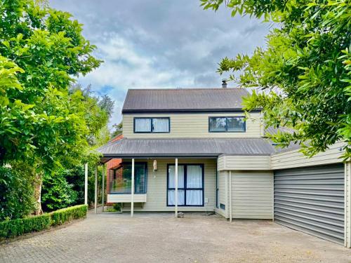 The whole riverside holiday home 4 Bedrooms in ฮามิลตัน