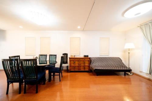 Shinokubo guest house , near shinjuku 100 square meters, 4 bedrooms, 1 living room 1kitchen 2toilet 1bathroom washmachine, Tokio