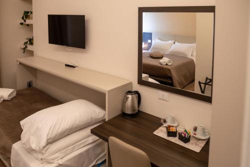 Superior Triple Room image 5