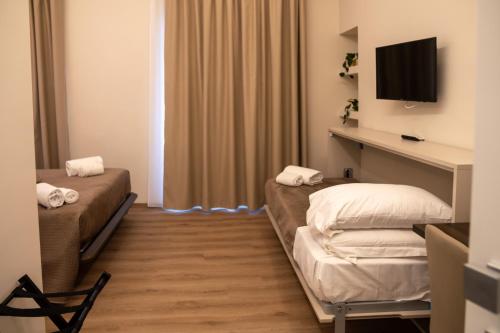 Superior Triple Room image 3