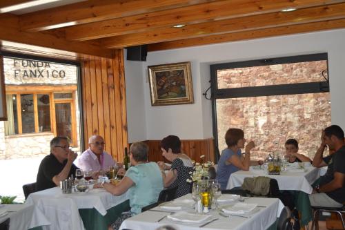 Étterem, Hostal La Muntanya in Castellar de nhug