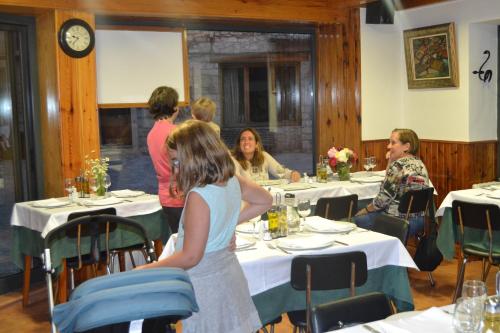 Étterem, Hostal La Muntanya in Castellar de nhug