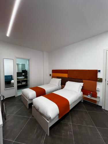 2 twin beds, 1 sofa bed