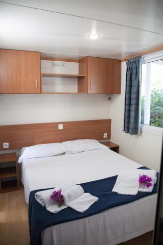 2 bedrooms, 4 beds