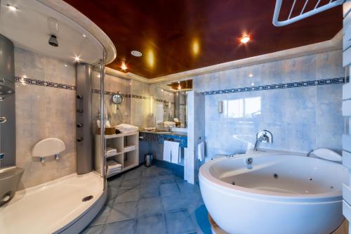 room detail thumbnail 2