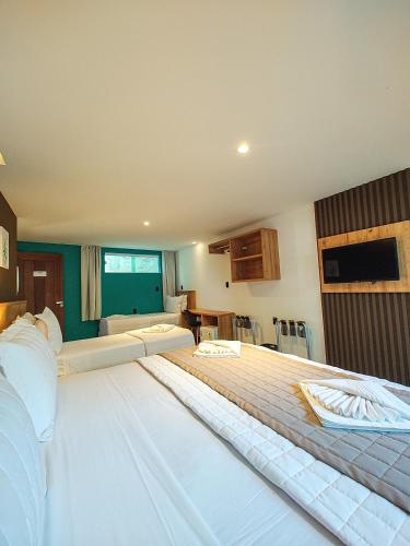 1 queen bed, 2 twin beds