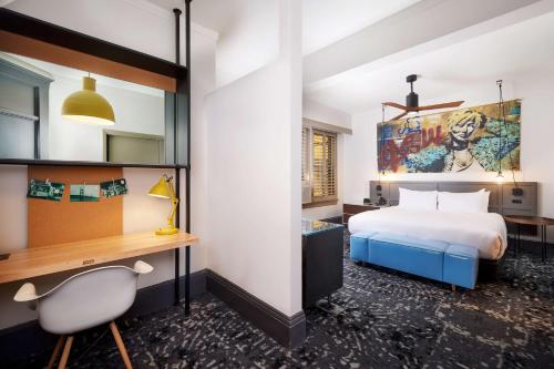 Deluxe King Room image 3