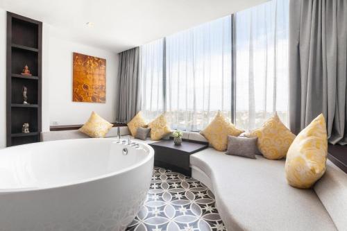 room detail thumbnail 2