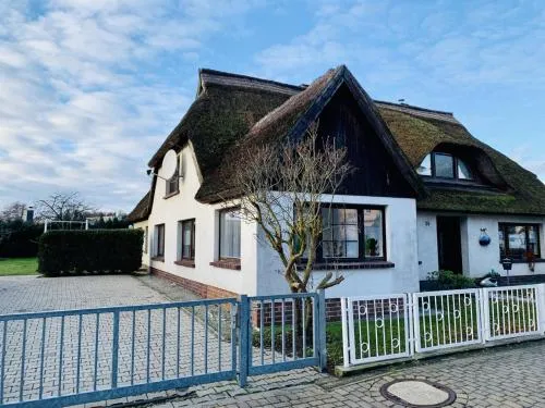 Kapitäns Hus 2 mit Infrarotsauna und großem Garten 700m zum Strand in Graal-Müritz, Deutschland