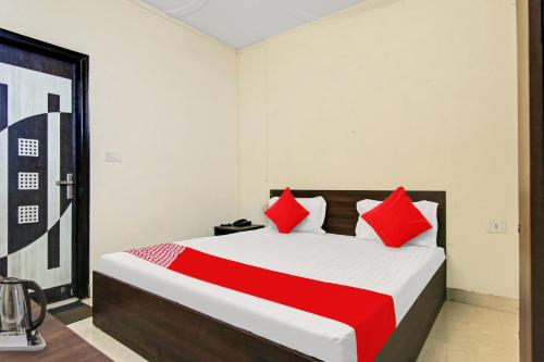 OYO Flagship Pleasure Inn Near Haiderpur Metro Station