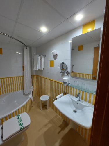 Triple Room (2 Adults + 1 Child) image 5
