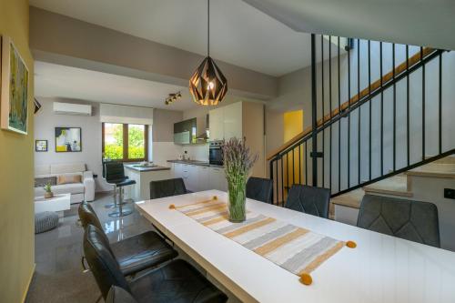 Villa Giovanni Maria by Briskva in Vinez