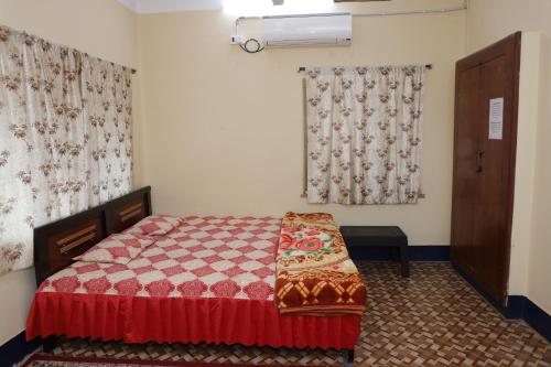 1 Room for 4 Guests OR 2 BHK for 4 to 10 Guests with AC for Families near Taj Falaknuma Palace