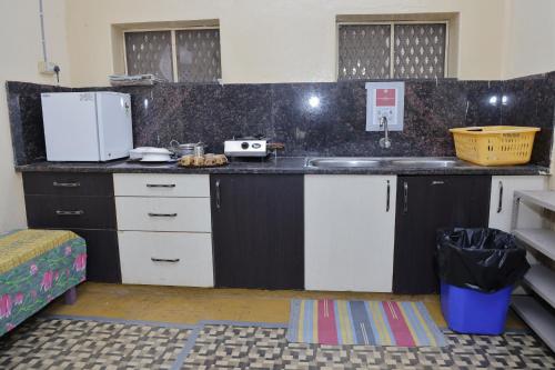 keuken, 1 Room for 4 Guests OR 2 BHK for 4 to 10 Guests with AC for Families near Taj Falaknuma Palace