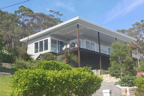 Newly Renovated Hyams Beach Cottage