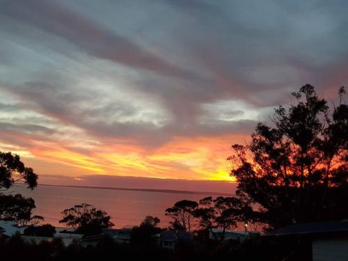 Newly Renovated Hyams Beach Cottage