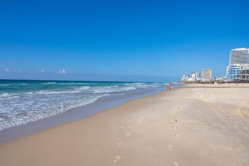 Beach, Sweet Love - דירה מהממת על הטיילת בבת ים עם נוף מושלם in Bat Yam