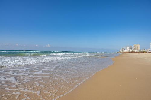 Beach, Sweet Love - דירה מהממת על הטיילת בבת ים עם נוף מושלם in Bat Yam