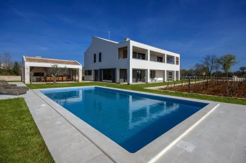 Villa Bianca for families with wellness & private tennis court - Accommodation - Smoljanci