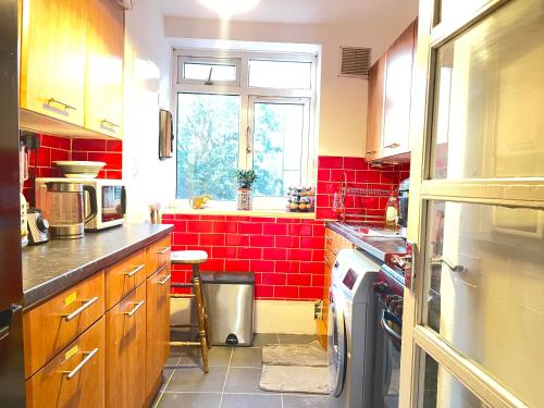 Room with king size bed - Accommodation - Raynes Park