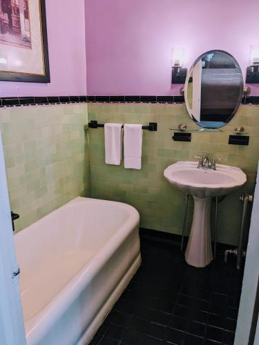 room detail thumbnail 2