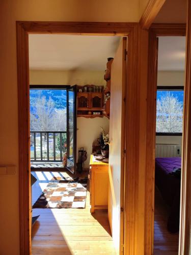 Chimenea, cama grande y vistas- Escapada romántica perfecta - Falcó 16 - Aneto