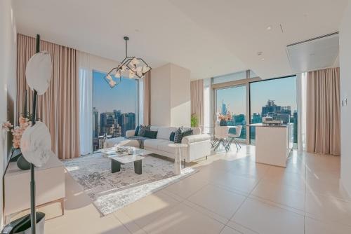 Luxe Living: Spacious Waterfront 2BR in Marina Gate, Dubai