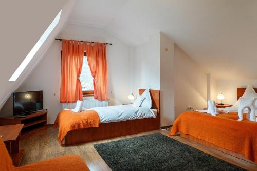 1 queen bed, 1 sofa bed