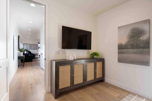 Designer Digs home - image 3