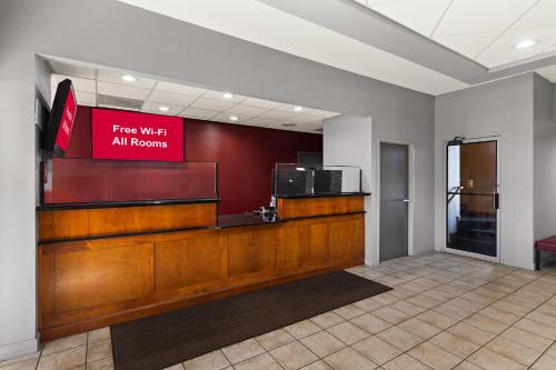 大堂, Red Roof Inn & Suites Monroe, NC in 門羅