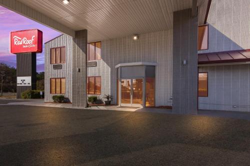 Faremont Inn & Suites - image 13