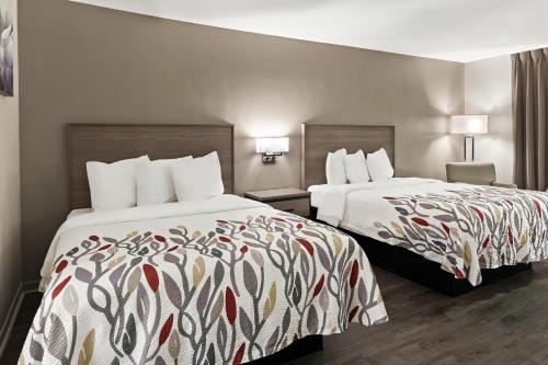Faremont Inn & Suites - image 7