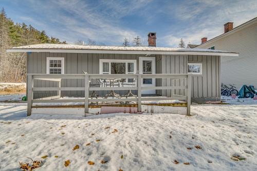 Cozy New Hampshire Cottage with Deck, Near Skiing! - Glen