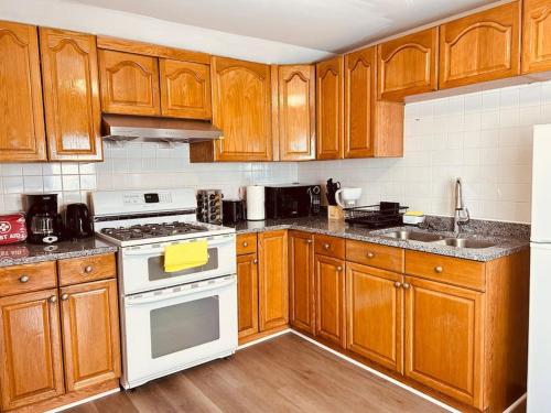 19 Malden 3Br Apt on 2F with WIFi and Free parking