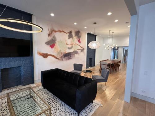 Luxe Urban Retreat Near United Center in Chicago, USA