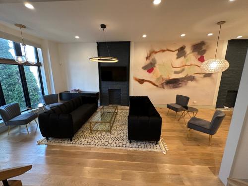 Luxe Urban Retreat Near United Center in Chicago, USA