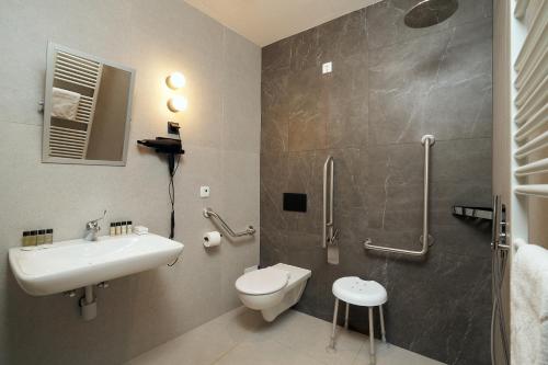 Double Room without Window image 6