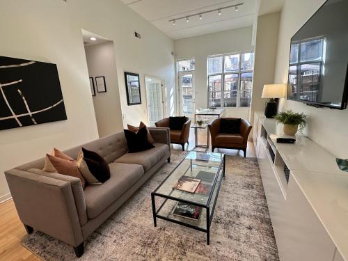 Old Town Pied-a-Terre with Private Terrace and Parking! in Chicago, USA