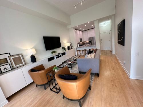 Old Town Pied-a-Terre with Private Terrace and Parking! in Chicago, USA