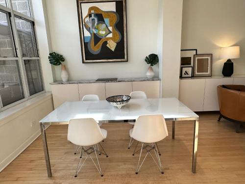 Old Town Pied-a-Terre with Private Terrace and Parking! in Chicago, USA
