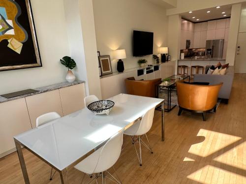 Old Town Pied-a-Terre with Private Terrace and Parking! in Chicago, USA
